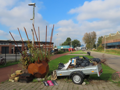 912136 Afbeelding van een vervallen kunstwerk en een aanhanger vol afval, voor het gesloten (?) kunstatelier 'De ...